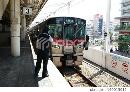 JR福山駅に停車するJR電車 JR福山駅に停車するJR電車 140015915