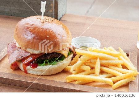 おいしそうなハンバーガー 140016136