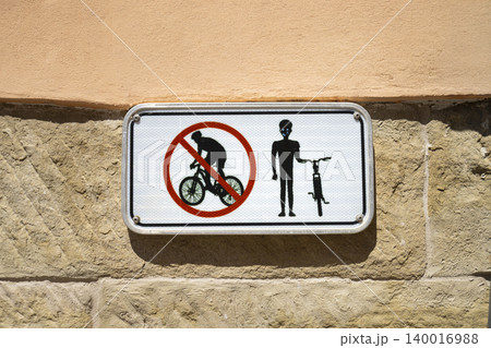 A sign indicates that cycling is prohibited A sign indicates that cycling is prohibited 140016988