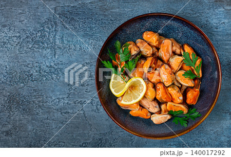 mussels no shell, boiled, mussels, peeled, in a bowl, with lemon and parsley, Chilean mussels, top view, no people, 140017292
