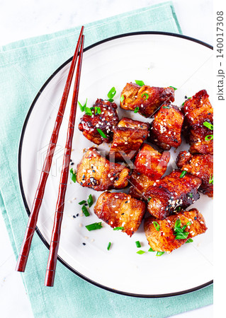 Chinese-style meat with sesame seeds and green onions, on a white plate, marble table, homemade, no people, 140017308
