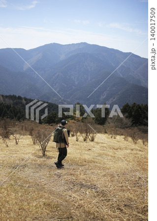 登山者の前に立ちはだかる山 140017509