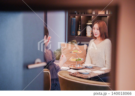 ホテルのラグジュアリーな空間で過ごす人々 ホテルのラグジュアリーな空間で過ごす人々 140018066