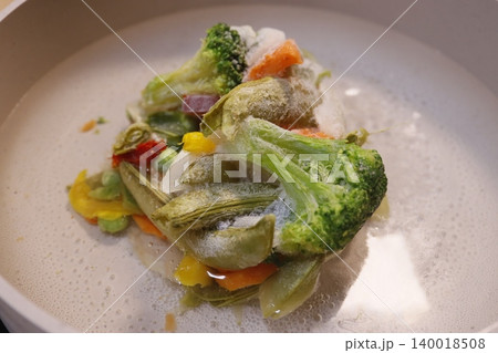 Steamed Mixed Vegetables in a Pan Steamed Mixed Vegetables in a Pan 140018508
