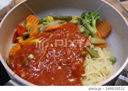 Pasta with Vegetables and Tomato Sauce in Pan 140018512