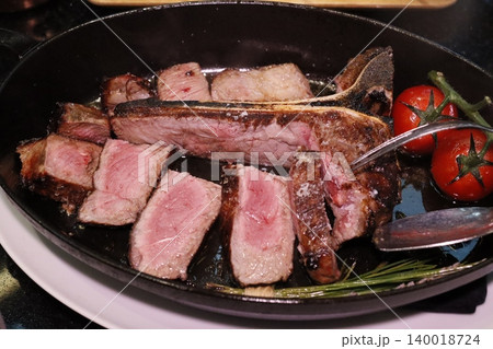 Grilled Ribeye Steak with Tomatoes 140018724