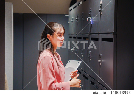 会社のロッカーでPCを保管する女性社員 140018998