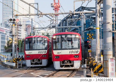 【京急本線】八ツ山橋梁と踏切を通過する普通列車 【京急本線】八ツ山橋梁と踏切を通過する普通列車 140019464