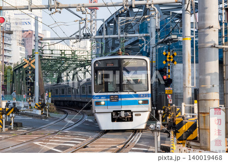 【京急本線】八ツ山橋梁と踏切を通過する急行列車 【京急本線】八ツ山橋梁と踏切を通過する急行列車 140019468