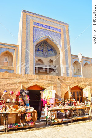イスラム建築が残るヒヴァ旧市街のバザール通り イスラム建築が残るヒヴァ旧市街のバザール通り 140019611