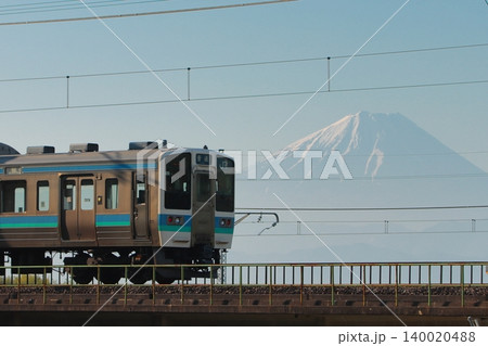 朝日に照らされる富士山を背景に早朝の中央本線を走行する211系電車_2026/5/17撮影 朝日に照らされる富士山を背景に早朝の中央本線を走行する211系電車_2026/5/17撮影 140020488