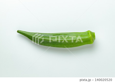 白背景にオクラ1本を真俯瞰で配置したシンプルな野菜の写真 140020520