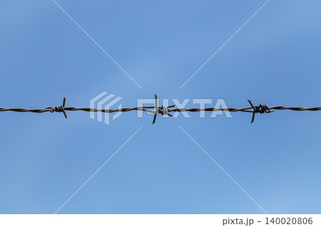 青空を背景に1本の有刺鉄線をシンプルに捉えた写真 青空を背景に1本の有刺鉄線をシンプルに捉えた写真 140020806