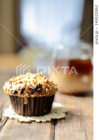 サクサクふんわりの抹茶チョコチップマフィンとセパレートカフェオレ サクサクふんわりの抹茶チョコチップマフィンとセパレートカフェオレ 140020862