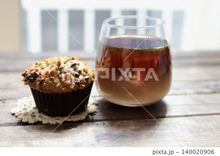 サクサクふんわりの抹茶チョコチップマフィンとセパレートカフェオレ サクサクふんわりの抹茶チョコチップマフィンとセパレートカフェオレ 140020906