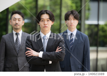 若手社員を中心に管理職とチームで成長する新卒の人材育成 真剣で真面目な腕組みイメージ 若手社員を中心に管理職とチームで成長する新卒の人材育成 真剣で真面目な腕組みイメージ 140021089