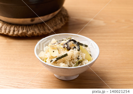 わらびと根曲がり竹の炊き込みご飯(山菜ご飯) わらびと根曲がり竹の炊き込みご飯(山菜ご飯) 140021254