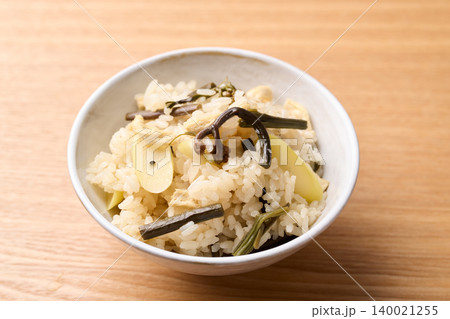 わらびと根曲がり竹の炊き込みご飯(山菜ご飯) わらびと根曲がり竹の炊き込みご飯(山菜ご飯) 140021255