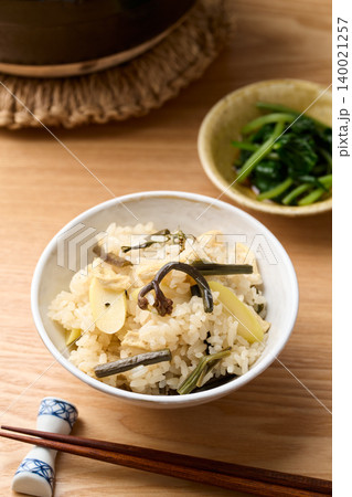 わらびと根曲がり竹の炊き込みご飯(山菜ご飯) わらびと根曲がり竹の炊き込みご飯(山菜ご飯) 140021257