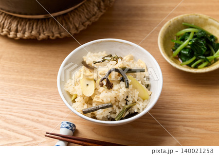 わらびと根曲がり竹の炊き込みご飯(山菜ご飯) わらびと根曲がり竹の炊き込みご飯(山菜ご飯) 140021258