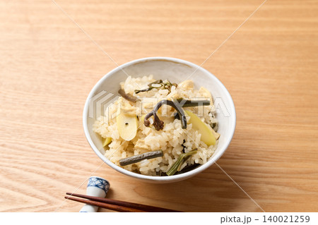 わらびと根曲がり竹の炊き込みご飯(山菜ご飯) わらびと根曲がり竹の炊き込みご飯(山菜ご飯) 140021259