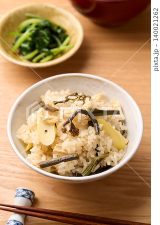 わらびと根曲がり竹の炊き込みご飯(山菜ご飯) わらびと根曲がり竹の炊き込みご飯(山菜ご飯) 140021262