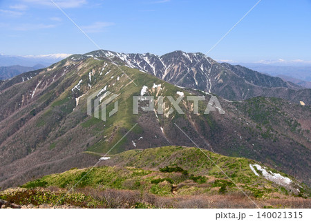 栃木県の那須連山、大峠分岐付近から望む裏那須の大倉山、三倉山 栃木県の那須連山、大峠分岐付近から望む裏那須の大倉山、三倉山 140021315