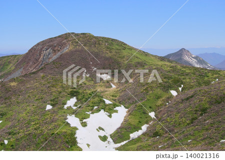 栃木県の那須連山、南側稜線から望む三本槍岳と旭岳 栃木県の那須連山、南側稜線から望む三本槍岳と旭岳 140021316