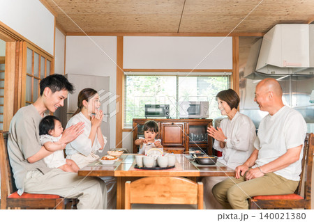 食卓でご飯を食べる三世代家族（実家,里帰り,家族,団らん） 140021380