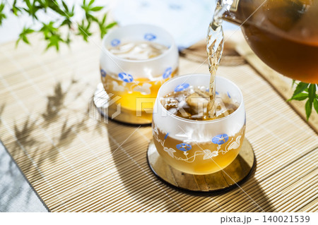 冷たい麦茶を注ぐ 冷たい麦茶を注ぐ 140021539