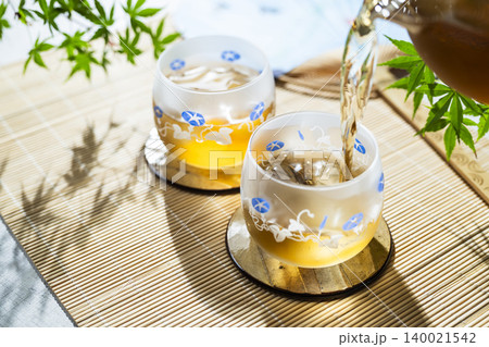 冷たい麦茶を注ぐ 140021542