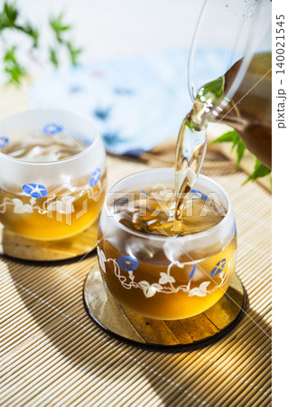 冷たい麦茶を注ぐ 冷たい麦茶を注ぐ 140021545