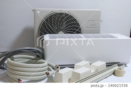 新品のエアコンと取付に使用する資材 140021556