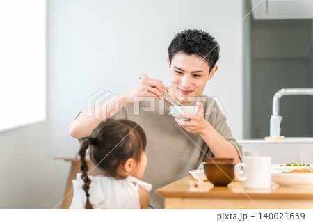 朝食,昼食,ご飯を家で食べる家族,ファミリー,父親と子ども 朝食,昼食,ご飯を家で食べる家族,ファミリー,父親と子ども 140021639