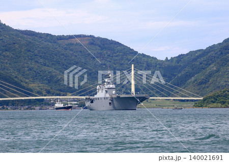 係留中の護衛艦とクレインブリッジ 140021691