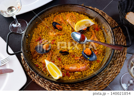 Paella de marisco, served on plate Paella de marisco, served on plate 140021854