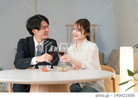 夜のダイニングテーブルでワインを楽しむ夫婦,乾杯をするカップル 夜のダイニングテーブルでワインを楽しむ夫婦,乾杯をするカップル 140022889