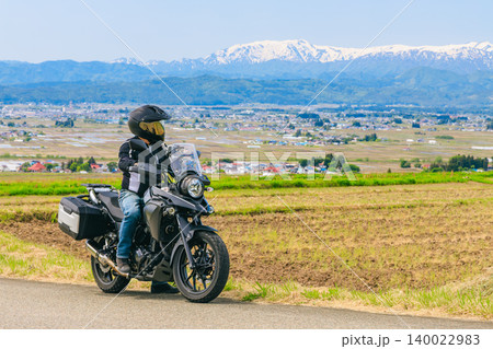 恋人坂から見た残雪の飯豊山とバイク 恋人坂から見た残雪の飯豊山とバイク 140022983
