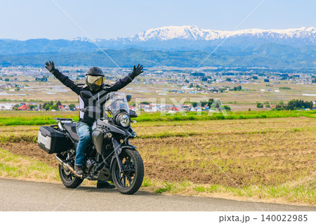 恋人坂から見た残雪の飯豊山とバイク 恋人坂から見た残雪の飯豊山とバイク 140022985
