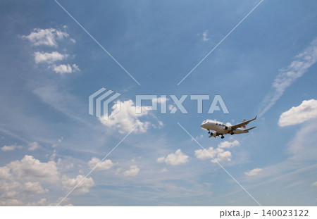 伊丹空港の千里川土手を通過する飛行機 伊丹空港の千里川土手を通過する飛行機 140023122