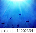 水中で太陽の光を浴びて泳ぐ魚の水彩風イラスト 140023341