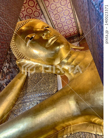 タイのワットポーの寺に寝ている仏像 タイのワットポーの寺に寝ている仏像 140023371