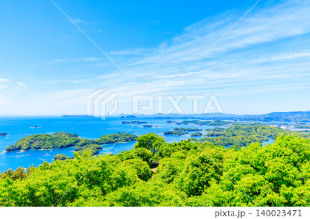 初夏の石岳展望台園地から見た九十九島の景色 長崎県佐世保市 初夏の石岳展望台園地から見た九十九島の景色 長崎県佐世保市 140023471