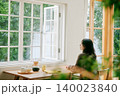 朝食を楽しむ一人暮らしの女性 140023840