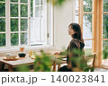 朝食を楽しむ一人暮らしの女性 140023841