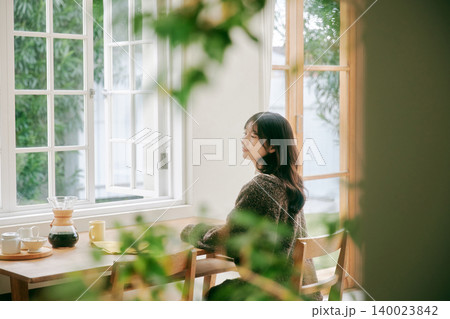 朝食を楽しむ一人暮らしの女性 朝食を楽しむ一人暮らしの女性 140023842