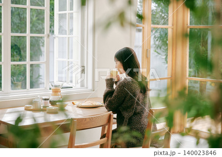 朝食を楽しむ一人暮らしの女性 朝食を楽しむ一人暮らしの女性 140023846