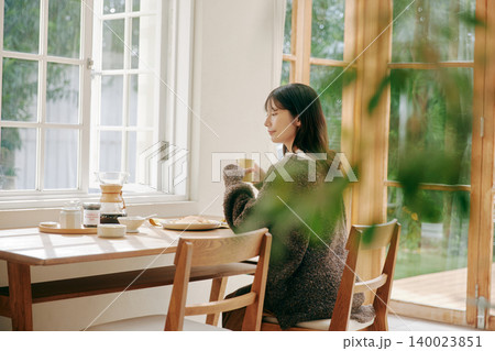 朝食を楽しむ一人暮らしの女性 朝食を楽しむ一人暮らしの女性 140023851
