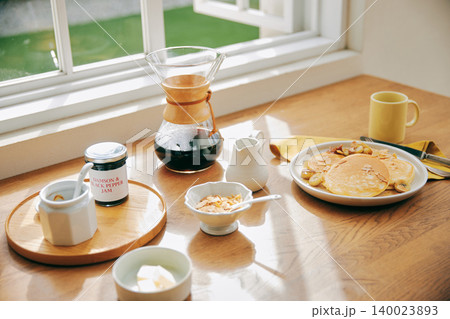 テーブルに並んだ手作りのパンケーキとコーヒー テーブルに並んだ手作りのパンケーキとコーヒー 140023893
