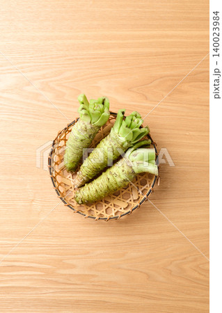 かごに盛った生わさび 140023984